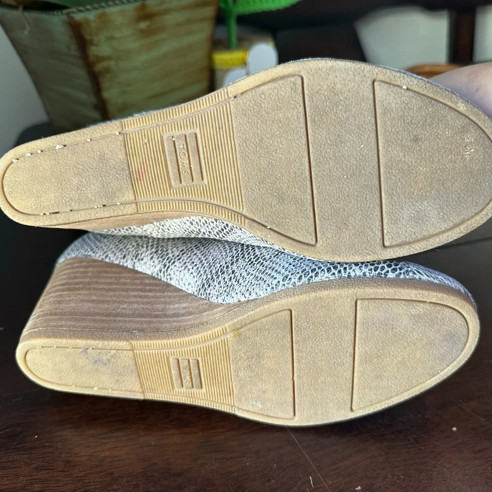 Toms Snake-Texture Light Gray Chelsea Booties
